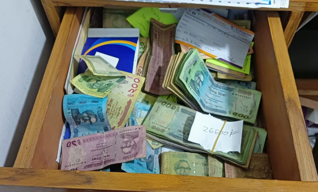 Retail cash drawer during end-of-day cash reconciliation in a departmental store